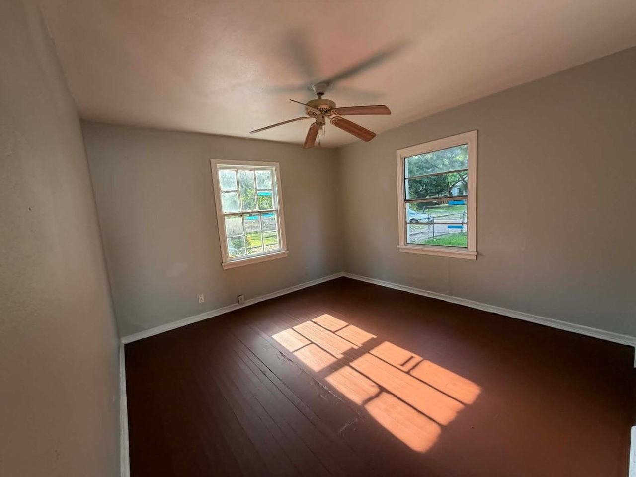 2770 Lakehurst Ave - Photo 6 of 7