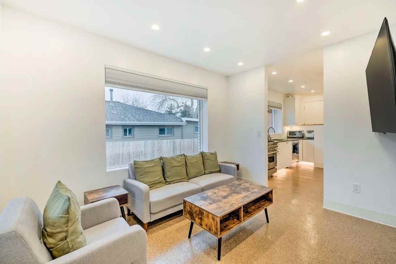 2324 S Green St - Photo 7 of 23