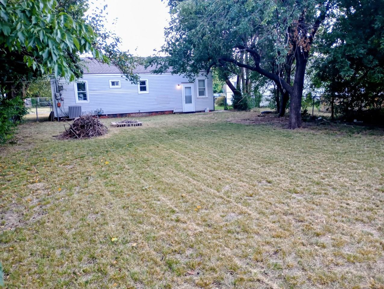 209 E Douglas Dr - Photo 2 of 19