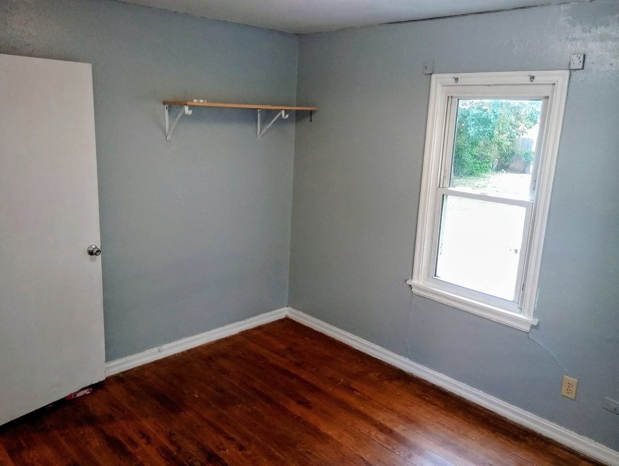 209 E Douglas Dr - Photo 3 of 19