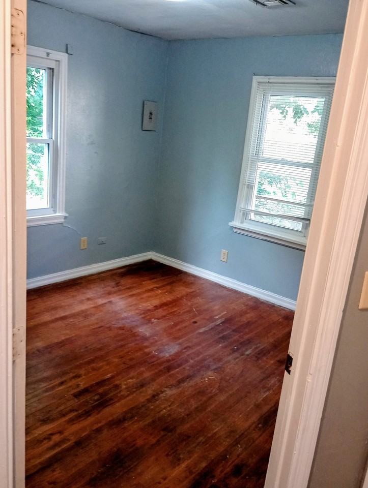 209 E Douglas Dr - Photo 5 of 19