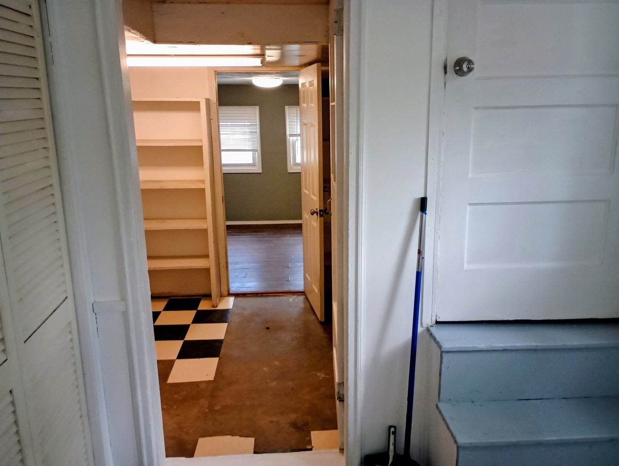 209 E Douglas Dr - Photo 6 of 19