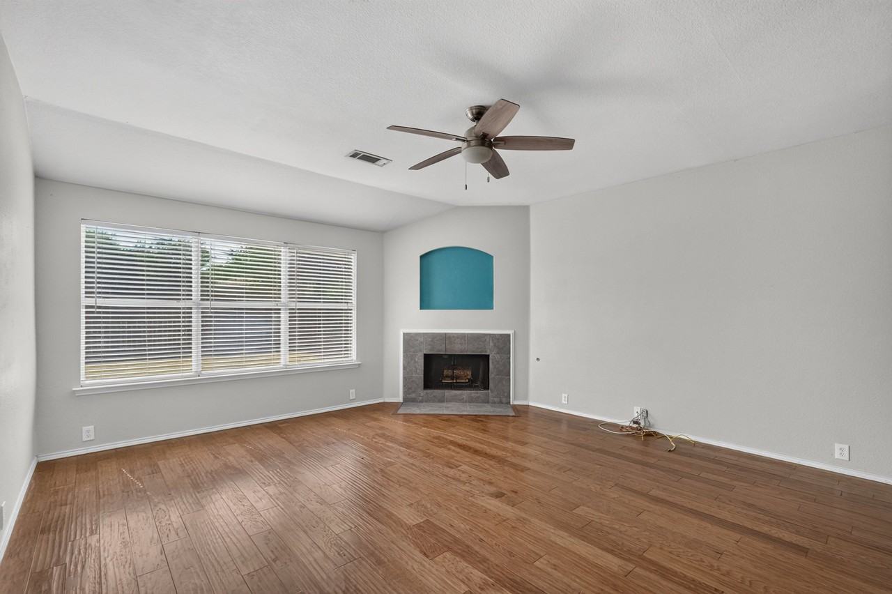 1325 Periwinkle Dr - Photo 3 of 20