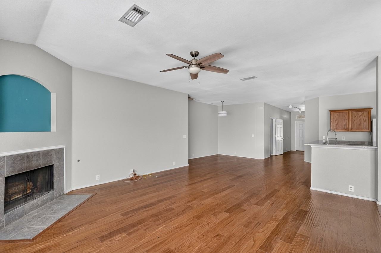 1325 Periwinkle Dr - Photo 4 of 20