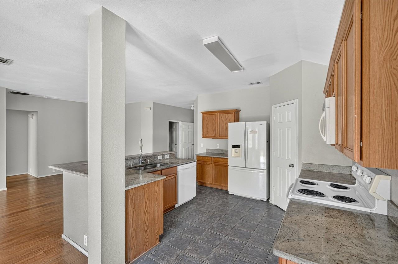 1325 Periwinkle Dr - Photo 5 of 20