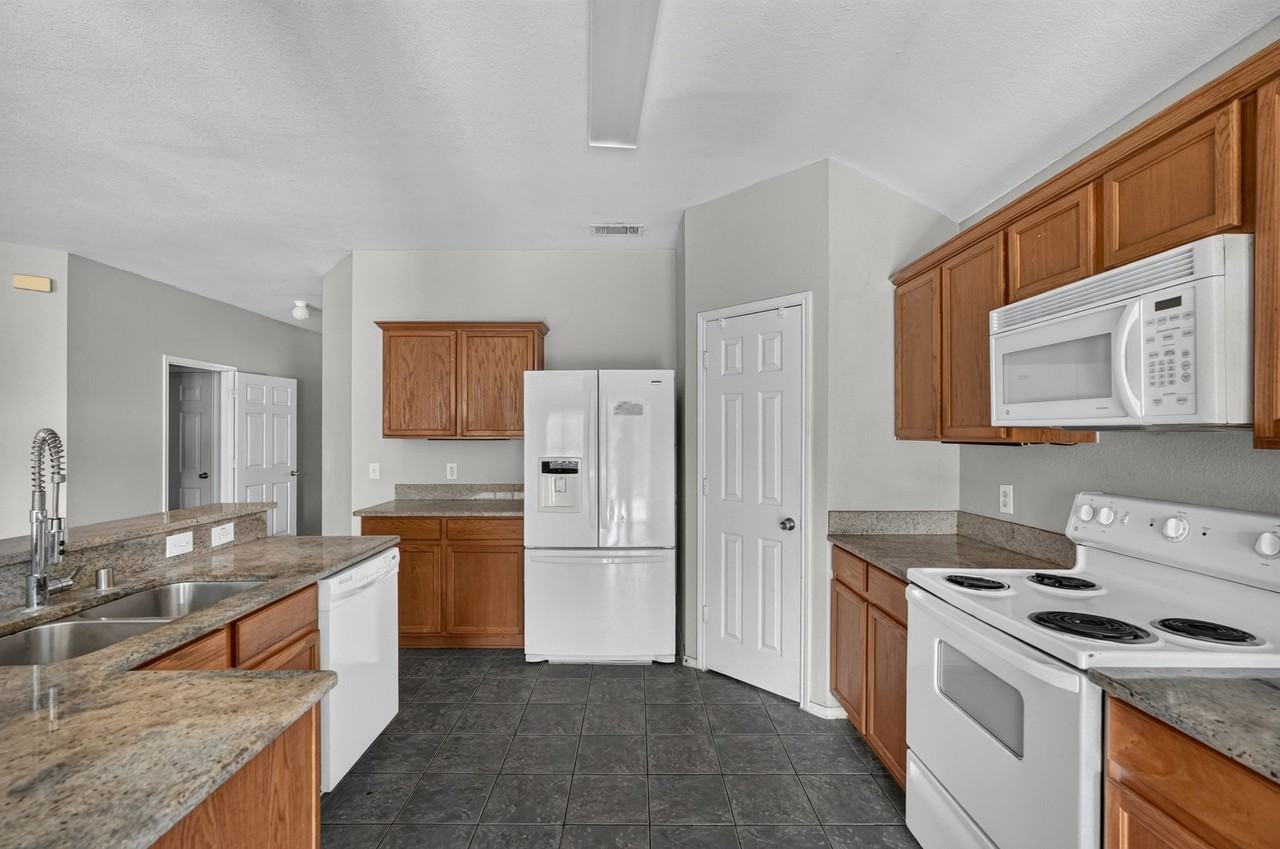 1325 Periwinkle Dr - Photo 6 of 20