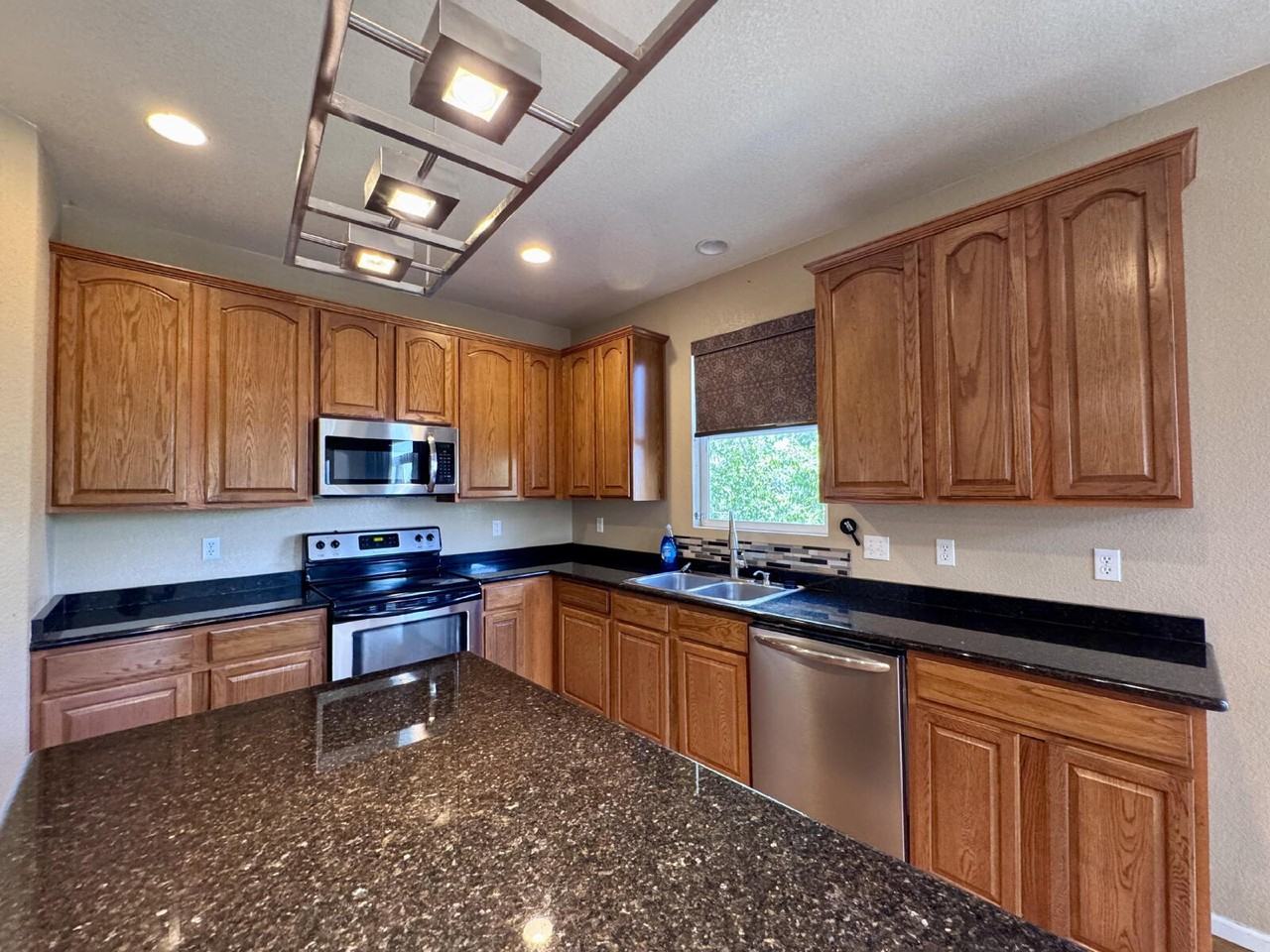 7031 S Oak Hill Cir - Photo 2 of 30