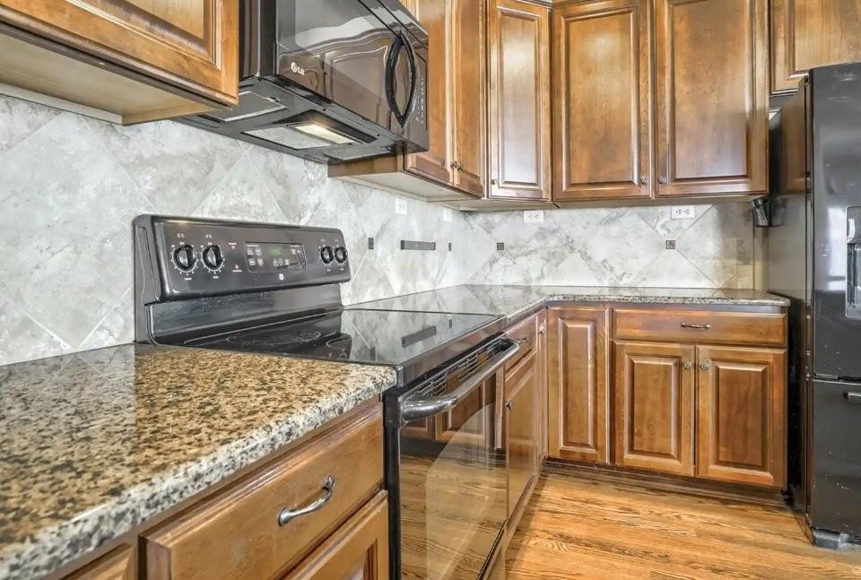 7040 Auburn Hills Ct - Photo 7 of 38