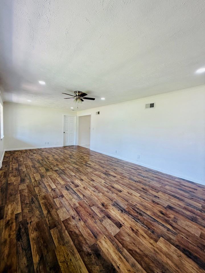 4224 Main St - Photo 4 of 21