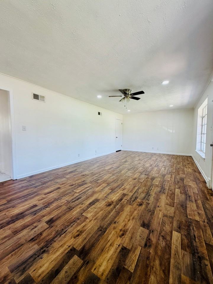 4224 Main St - Photo 5 of 21