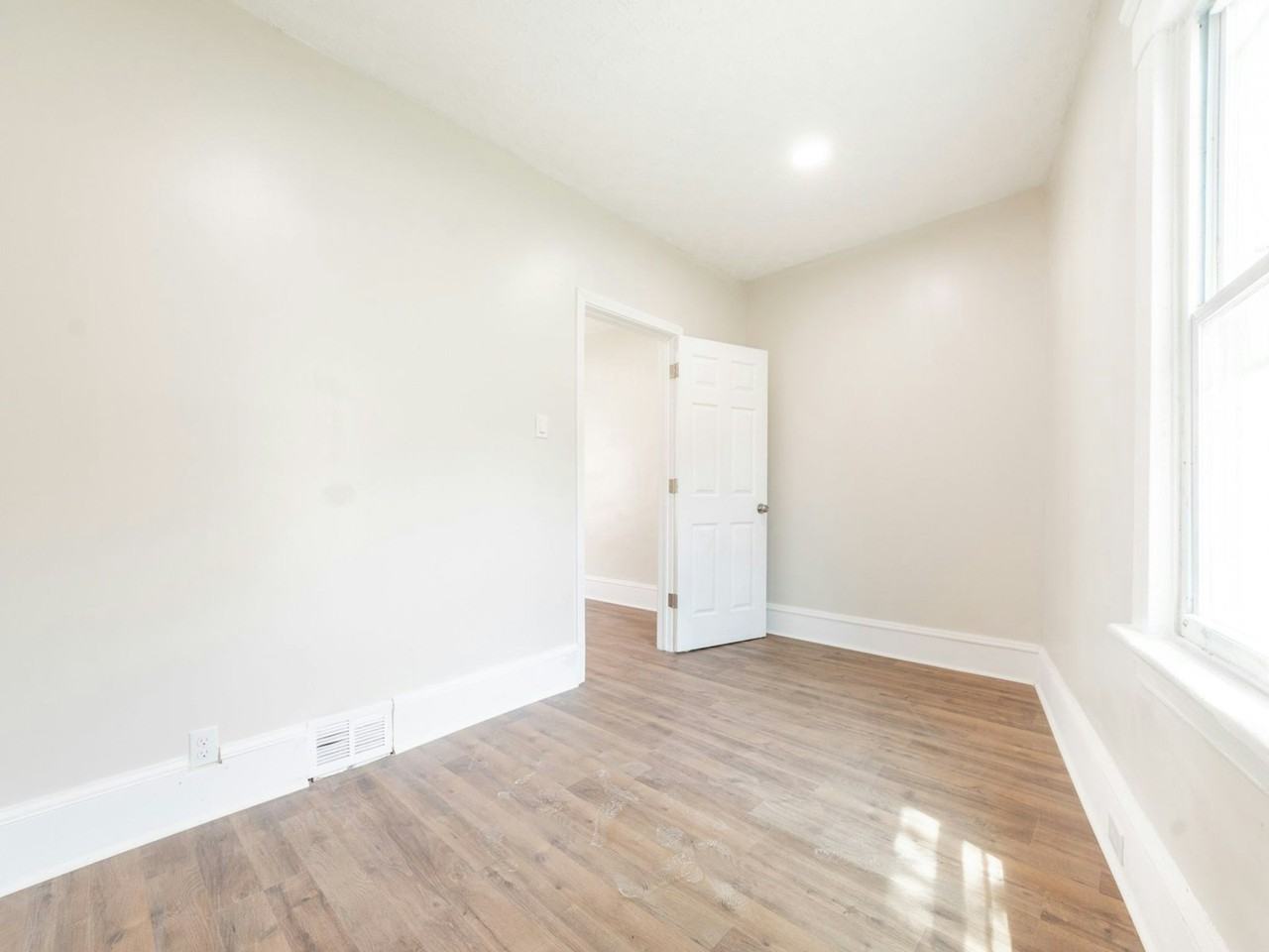 6709 Lawn Avenue - Photo 4 of 12