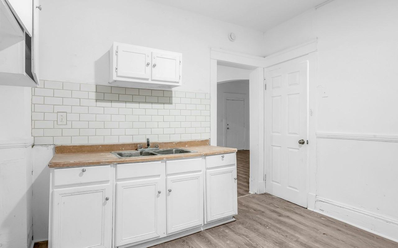 1260 East 61st Street, Unit B - Photo 6 of 13