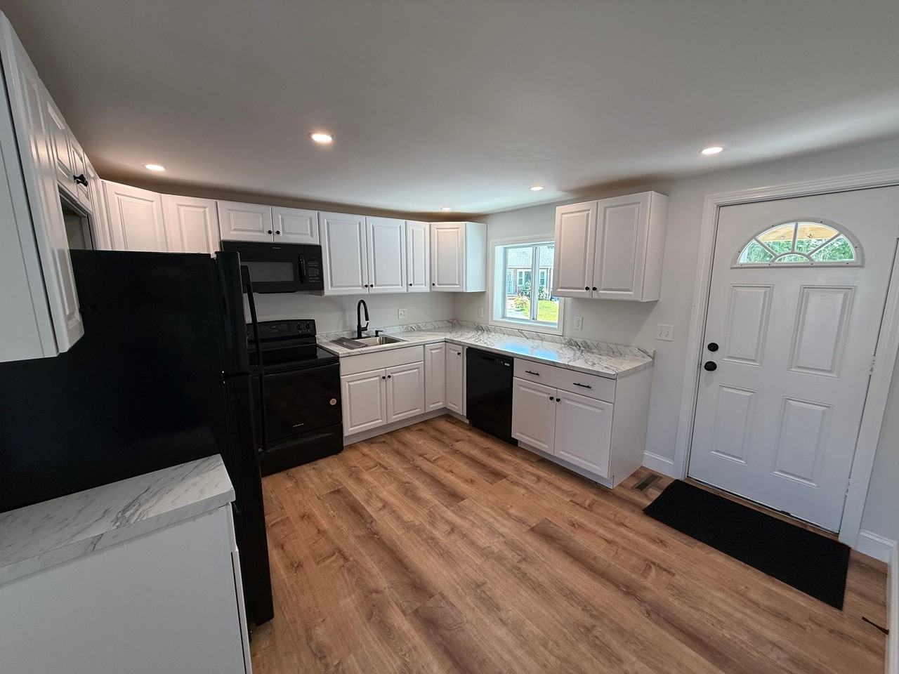 177 Swan St - Photo 4 of 22