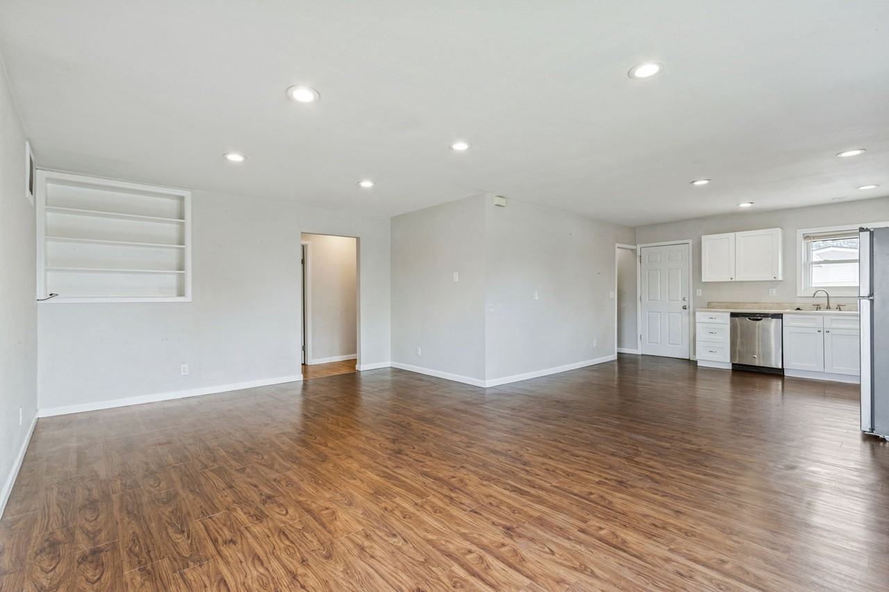 813 E 57th St - Photo 2 of 20