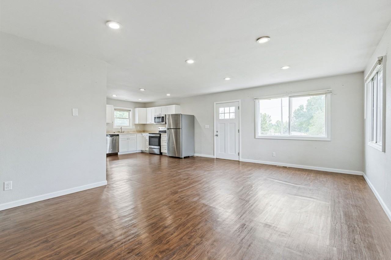 813 E 57th St - Photo 3 of 20
