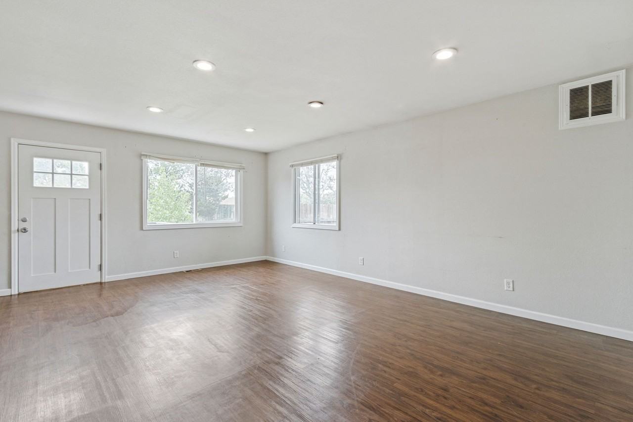 813 E 57th St - Photo 4 of 20