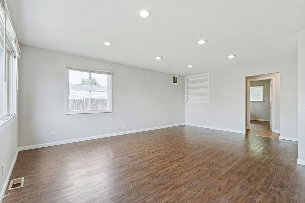 813 E 57th St - Photo 5 of 20