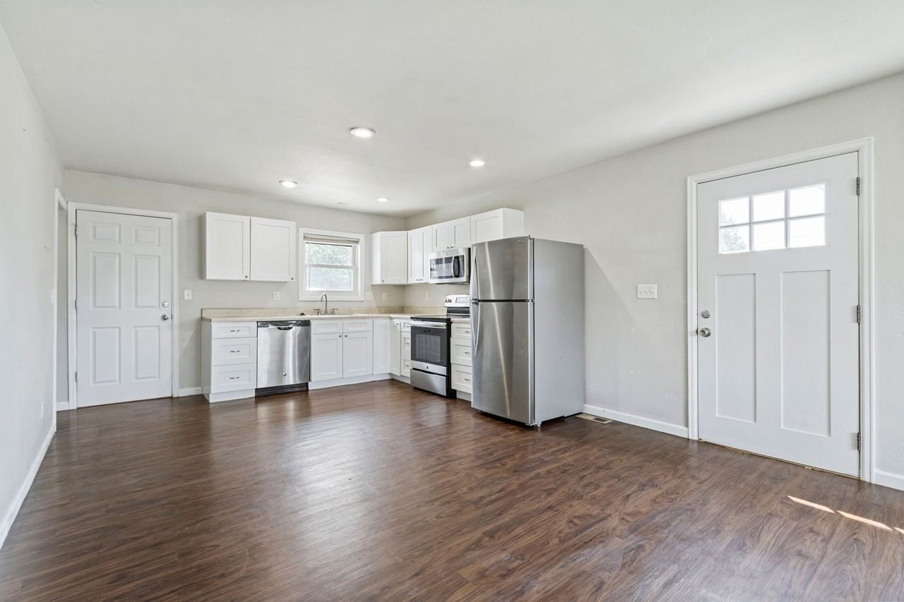 813 E 57th St - Photo 6 of 20