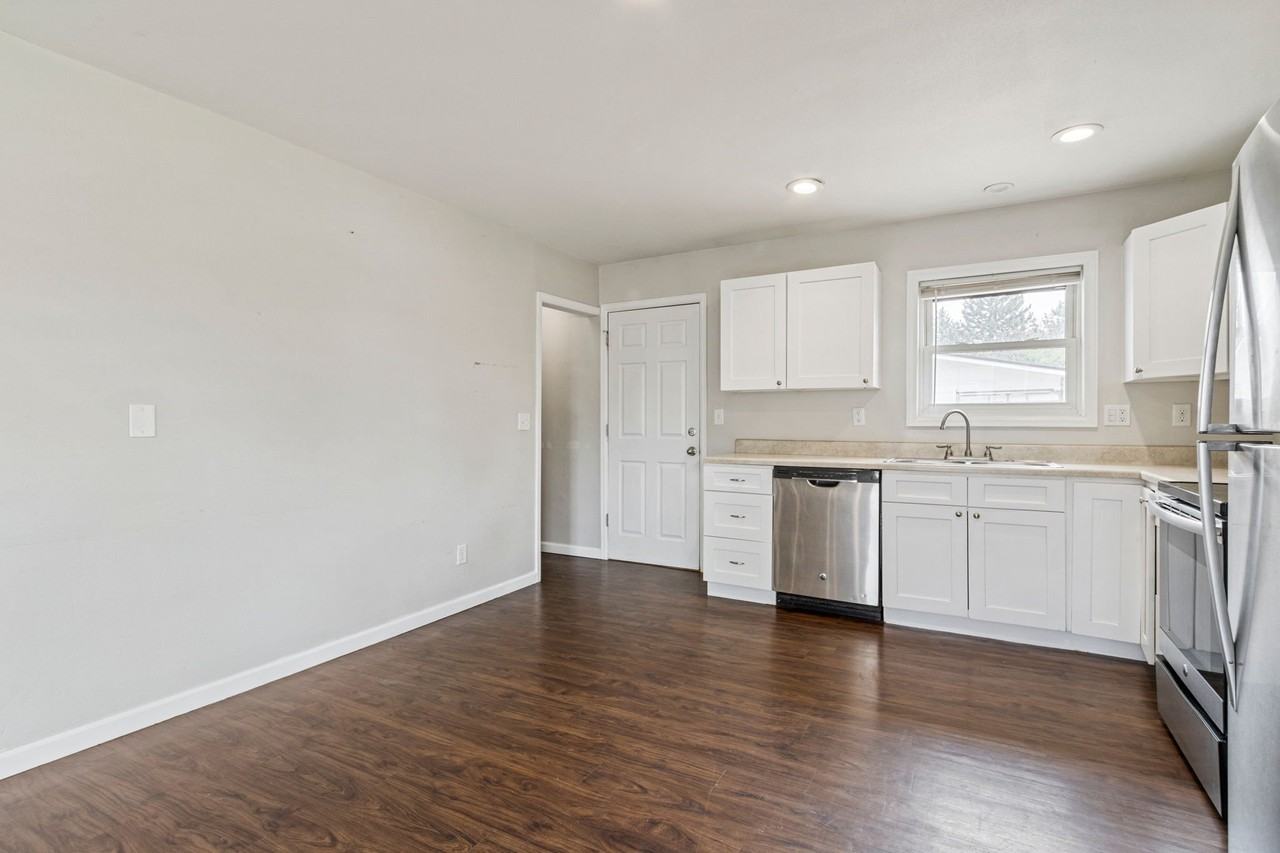 813 E 57th St - Photo 7 of 20