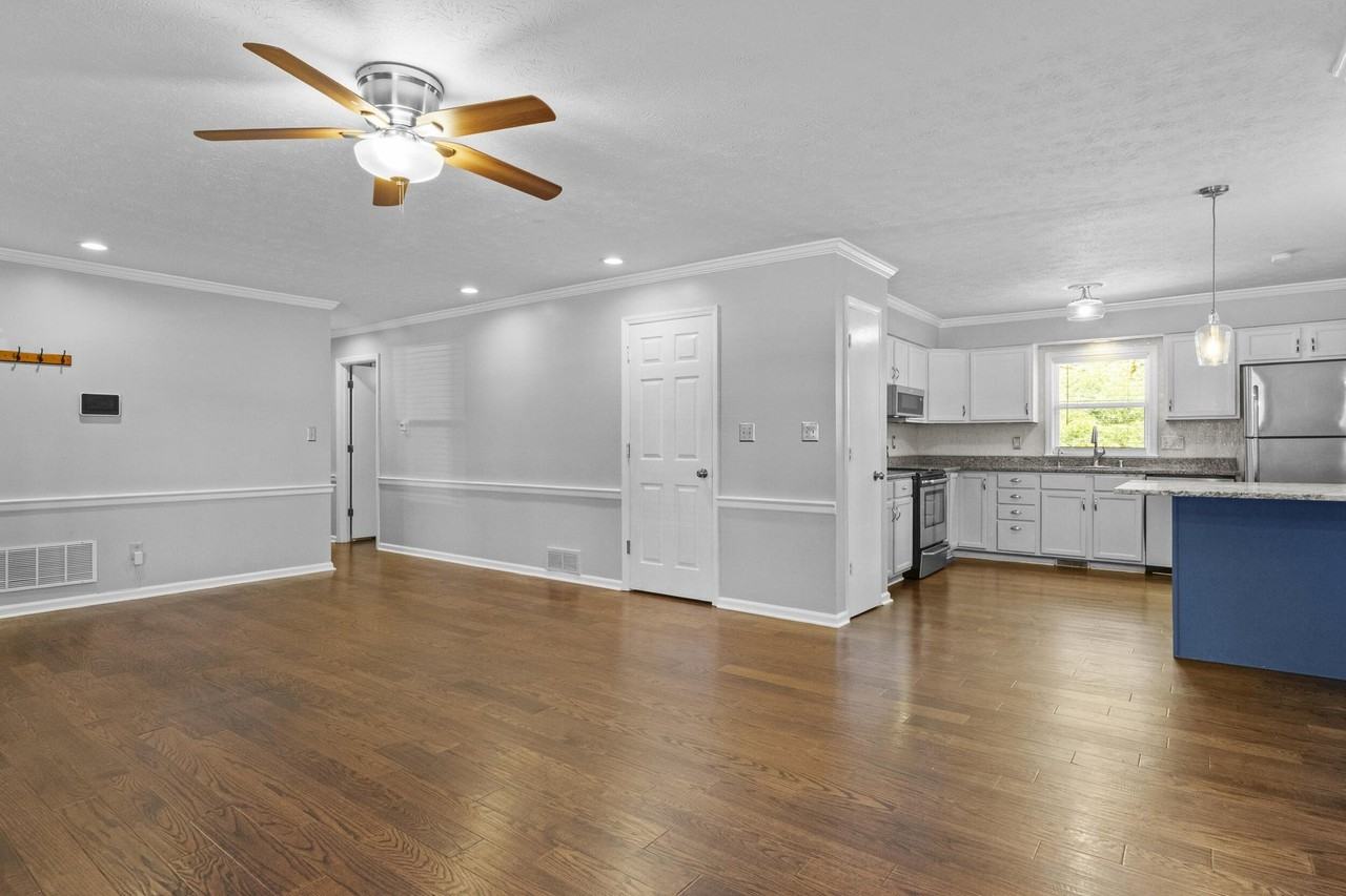 3483 Lansdowne Dr - Photo 4 of 14