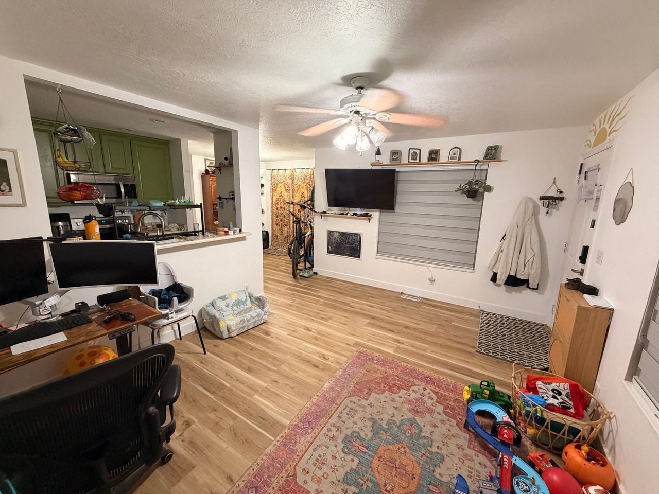 184 W Pacific Dr - Photo 3 of 12