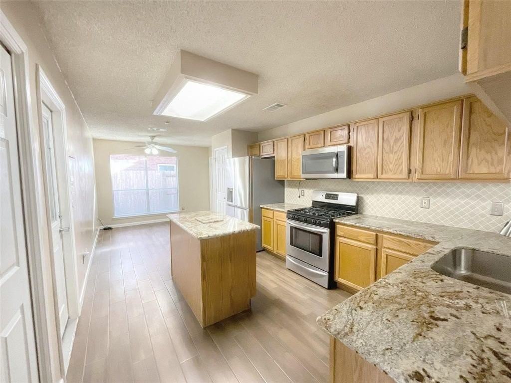 18083 Holly Forest Dr - Photo 2 of 20