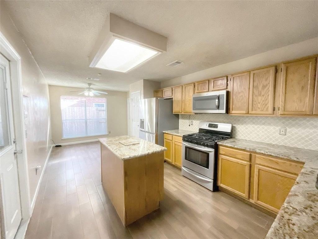 18083 Holly Forest Dr - Photo 4 of 20