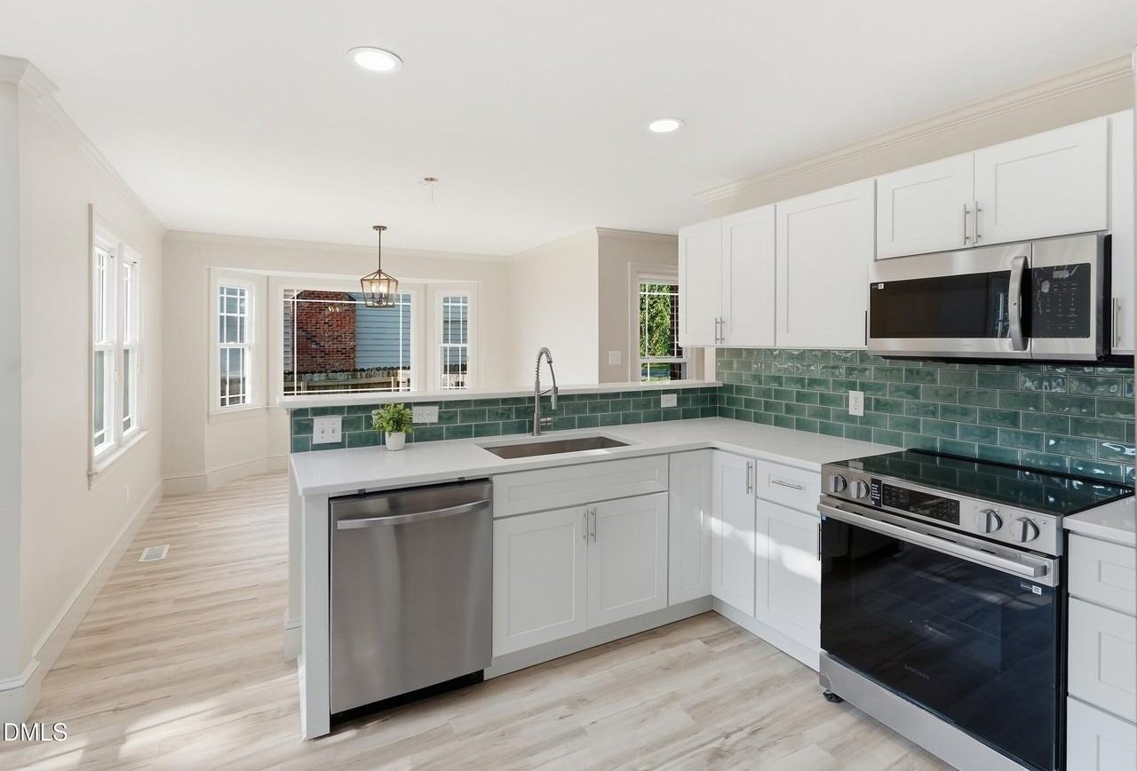 619 Commander Dr - Photo 6 of 19