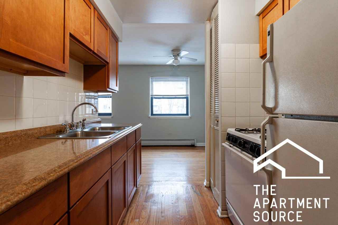 512 W Briar Pl #2 - Photo 3 of 7