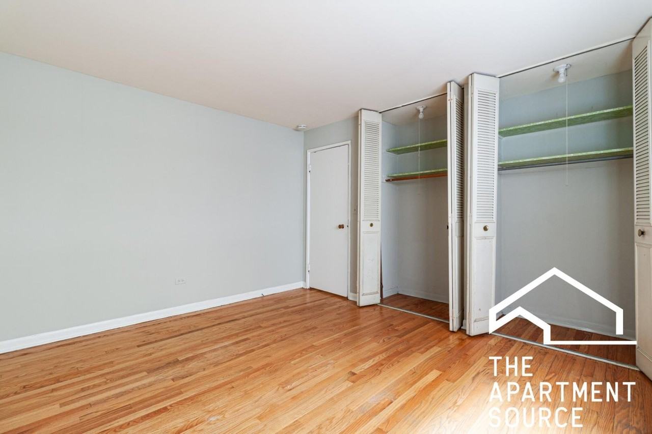 512 W Briar Pl #2 - Photo 5 of 7