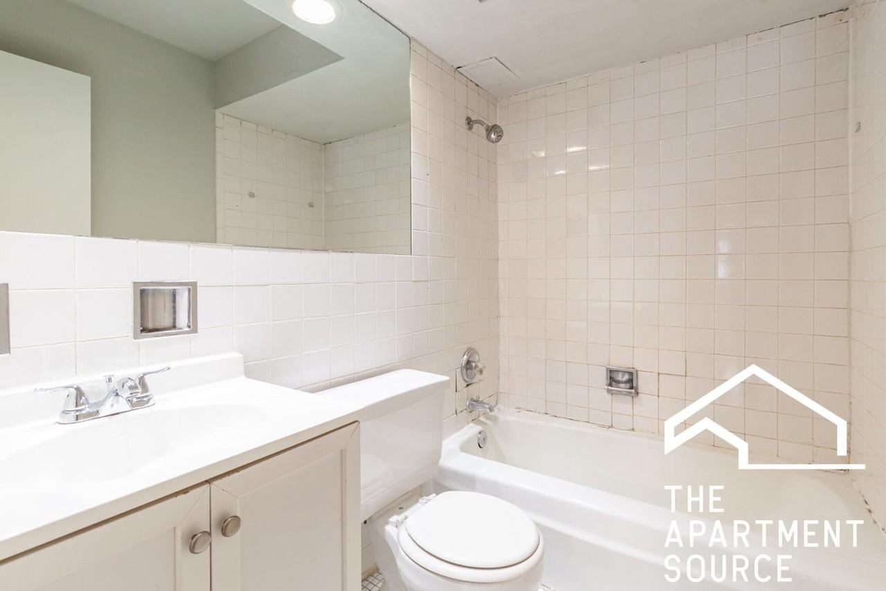 512 W Briar Pl #2 - Photo 6 of 7