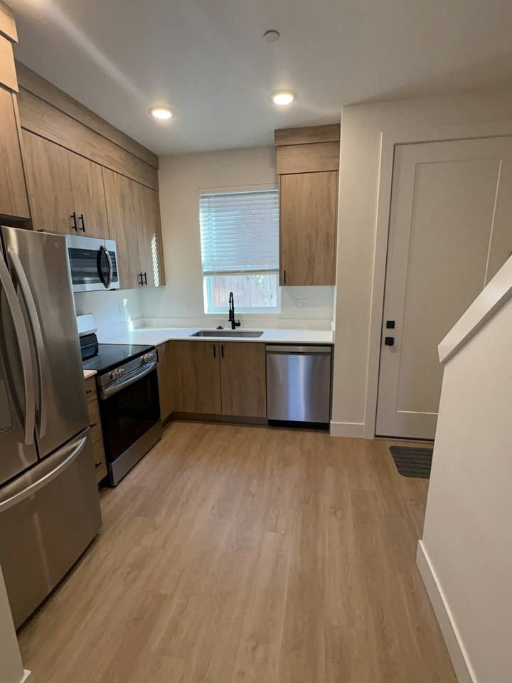 6657 N Fessenden St, Unit 19 - Photo 4 of 15