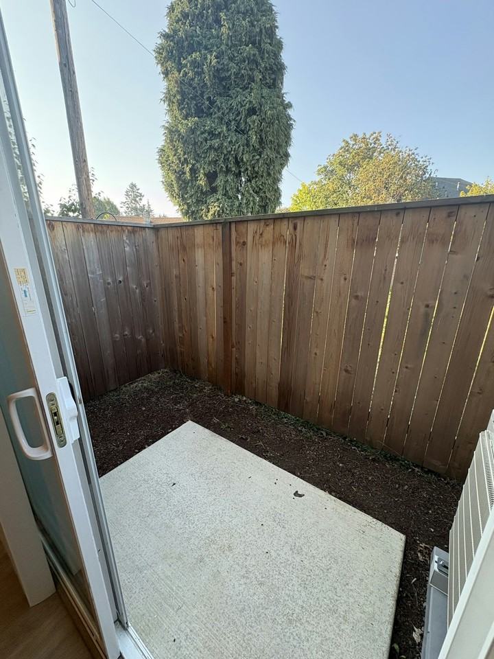 6657 N Fessenden St, Unit 19 - Photo 7 of 15