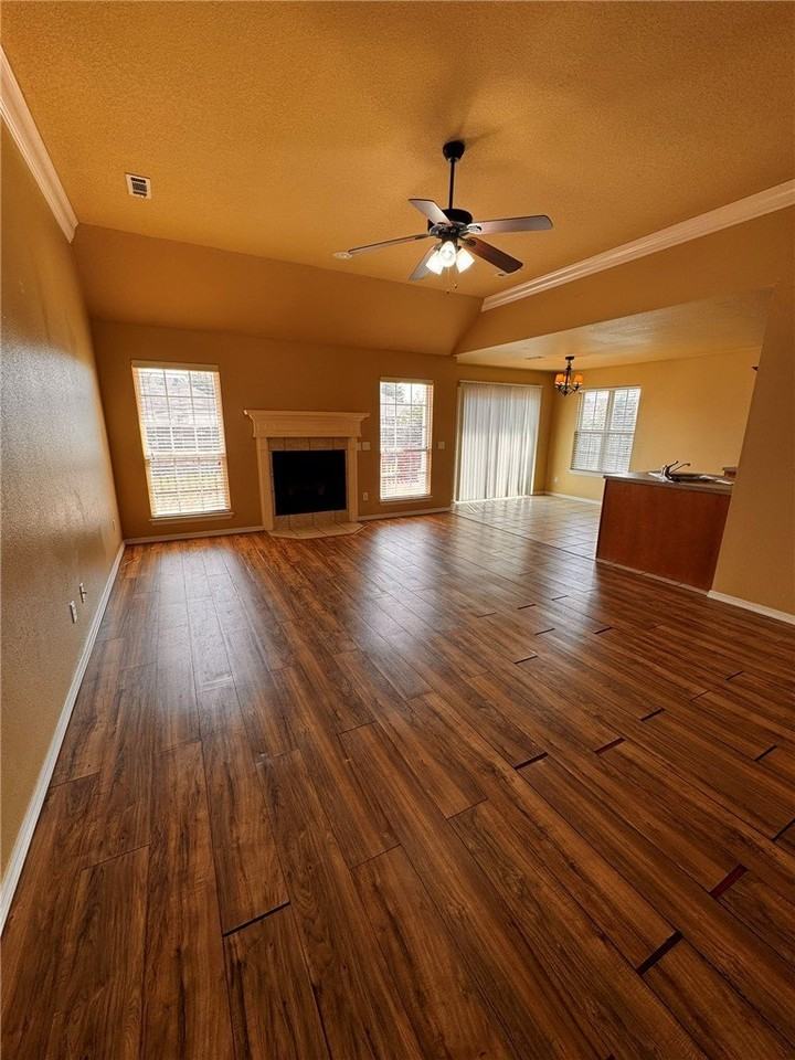 1532 Hutchinson St - Photo 3 of 20