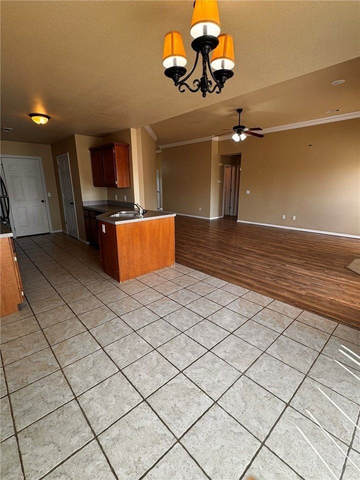 1532 Hutchinson St - Photo 4 of 20
