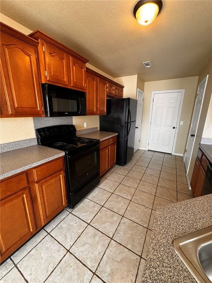 1532 Hutchinson St - Photo 5 of 20