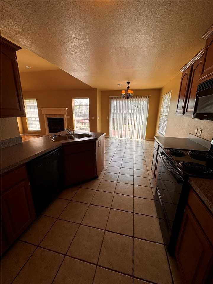 1532 Hutchinson St - Photo 6 of 20