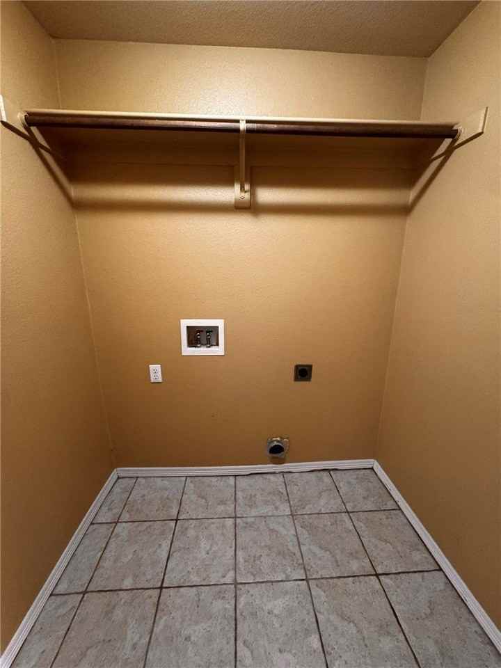 1532 Hutchinson St - Photo 7 of 20