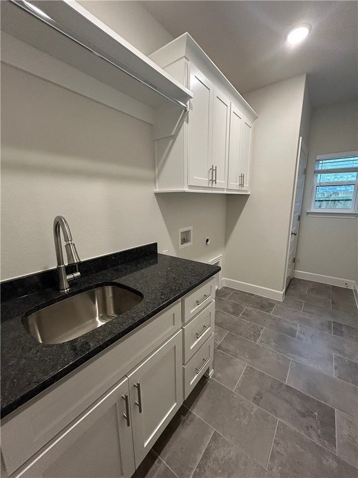 1470 Overcup Oak Ln - Photo 3 of 16