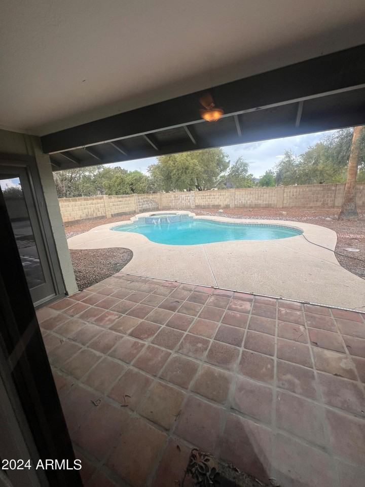 6530 S Farmer Ave - Photo 4 of 33