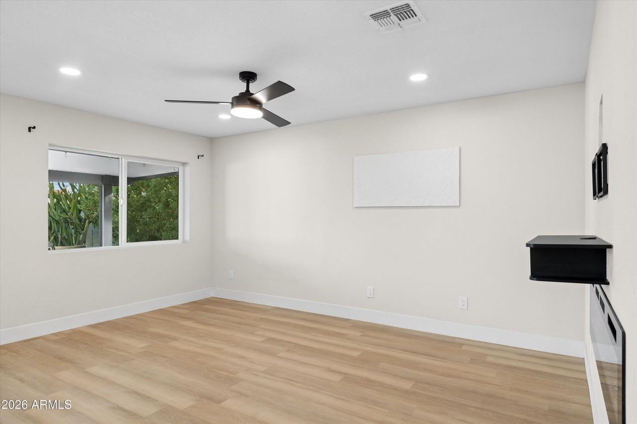 5117 E Beck Ln - Photo 6 of 30