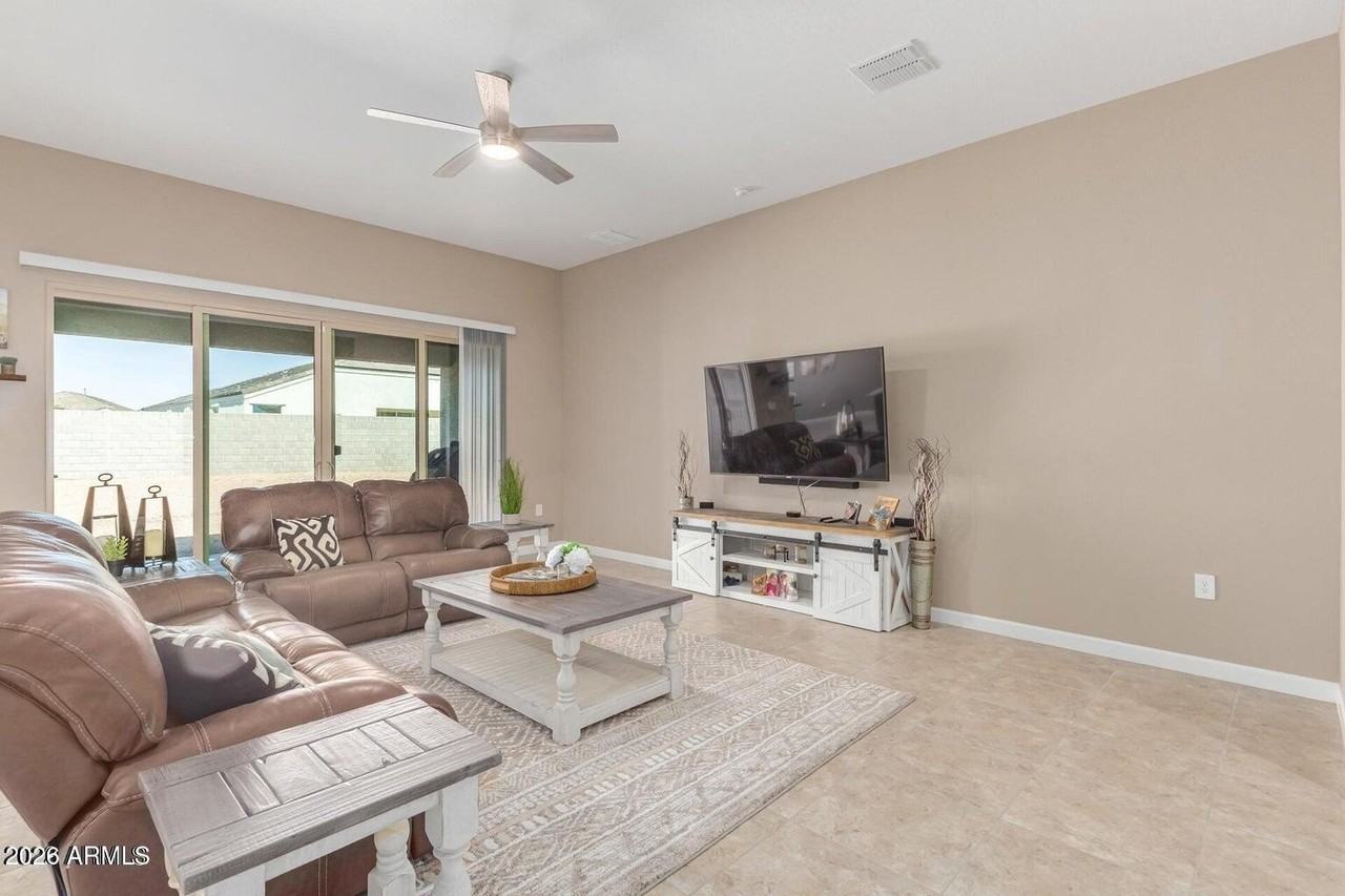 30916 W Verde Ln - Photo 6 of 38