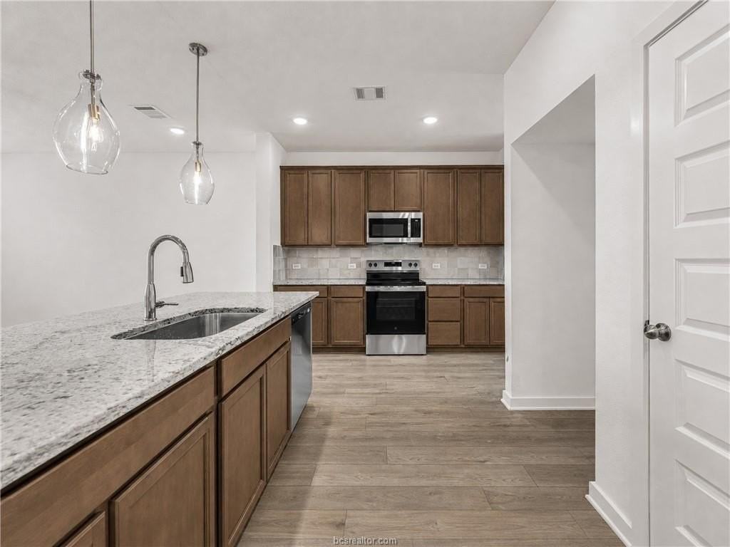 1927 Sebright Dr - Photo 3 of 20