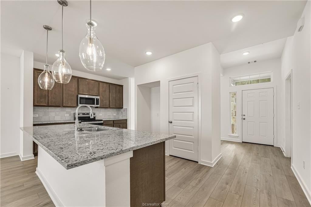 1927 Sebright Dr - Photo 4 of 20