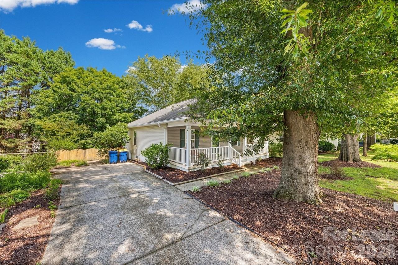 215 6th St - Photo 3 of 33