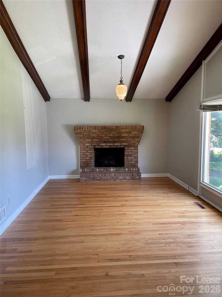 402 E L St - Photo 3 of 14