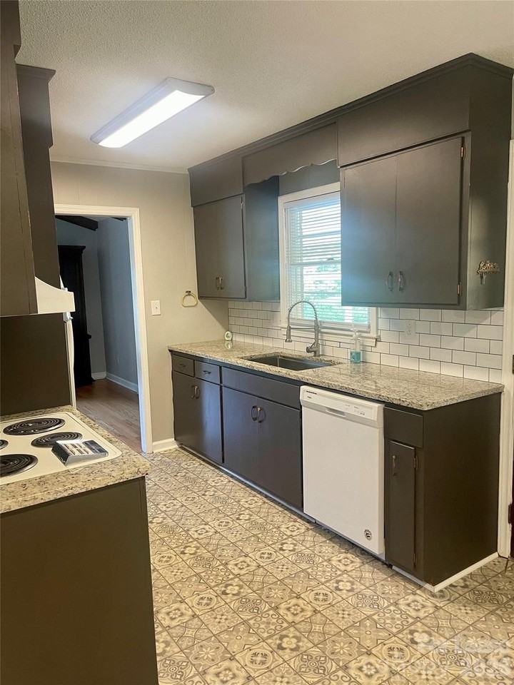 402 E L St - Photo 5 of 14