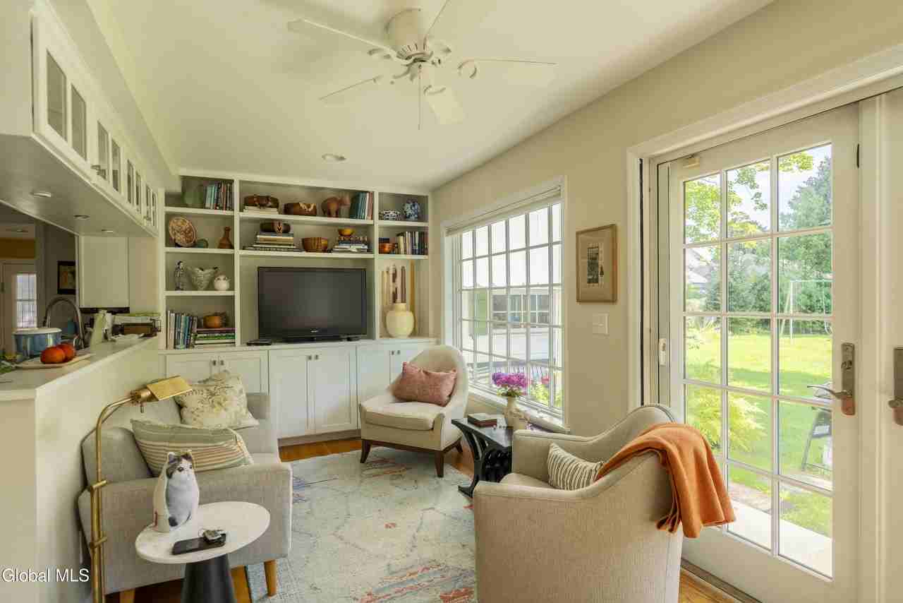292 Lake Ave - Photo 5 of 28