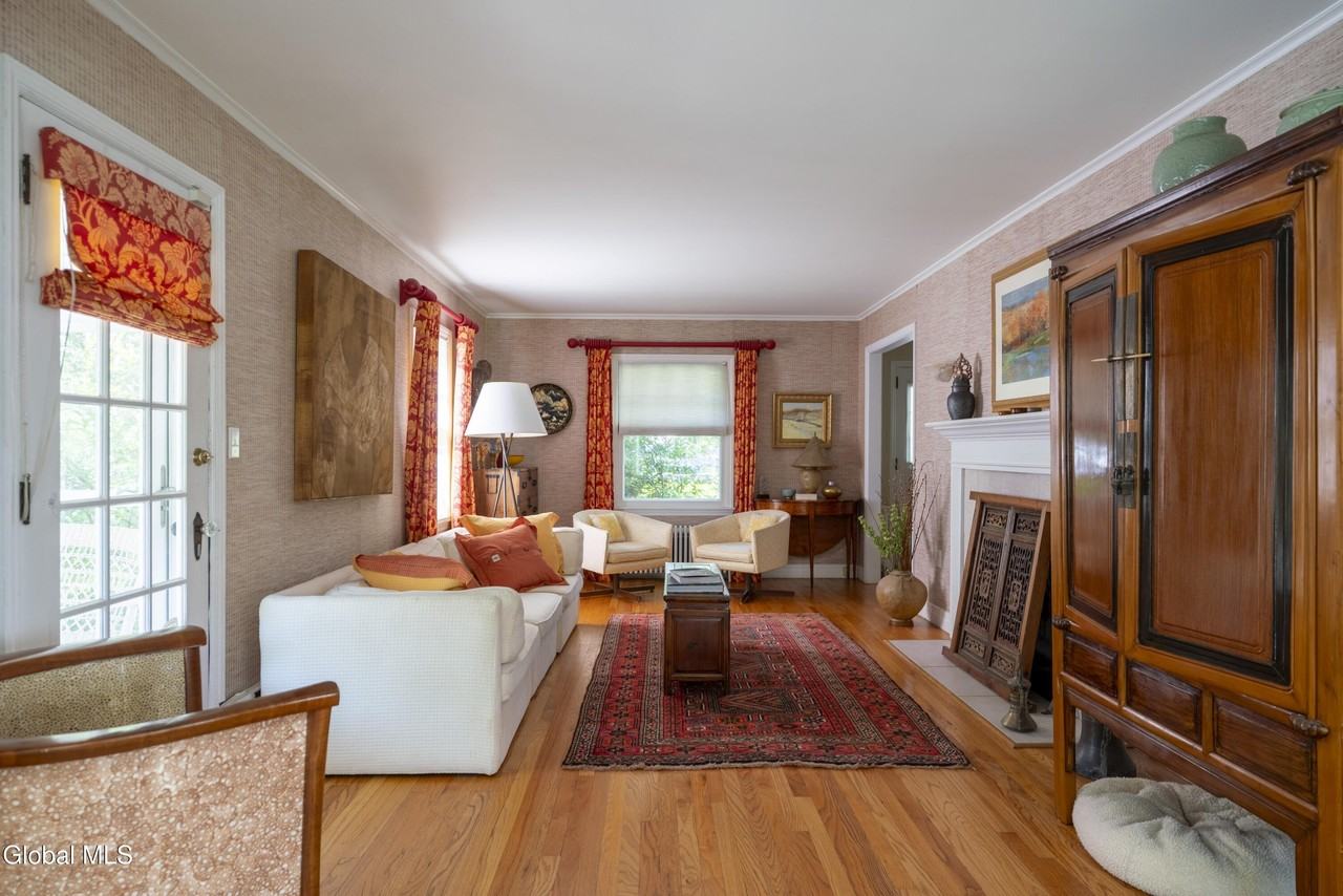 292 Lake Ave - Photo 7 of 28