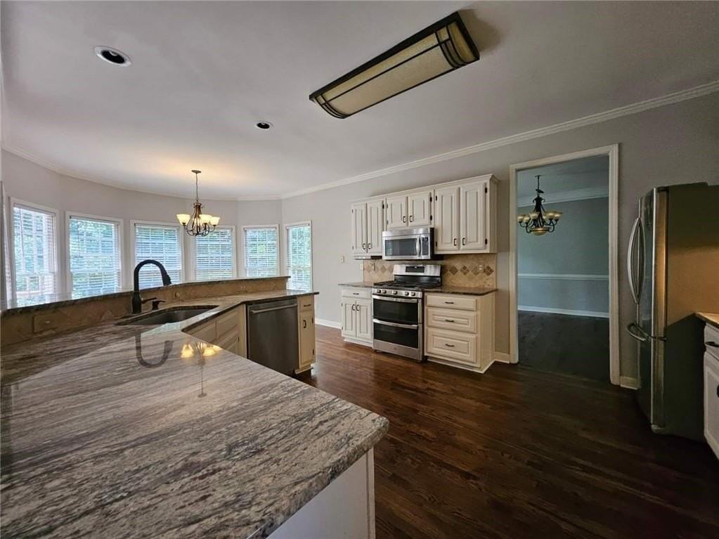 450 Eastbourne Way - Photo 7 of 29